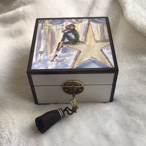 Henri bendel jewlery box